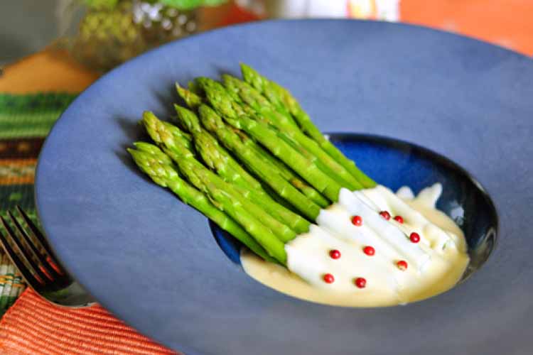 Recipe "Blanched Asparagus with Hollandaise Sauce": final result